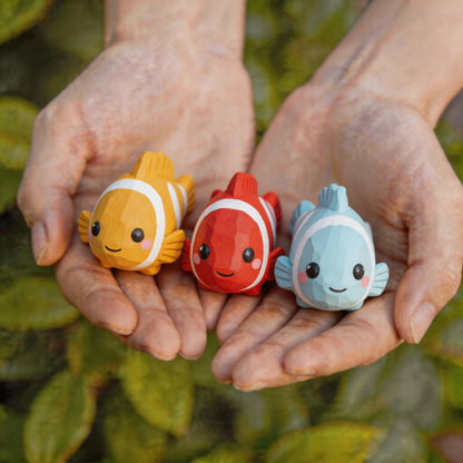Hand Carved Wooden Clownfish Figurine Cute Striped Yellow Blue Red Fish Ornament Statue Sea Animal Home Decor Creative Gift