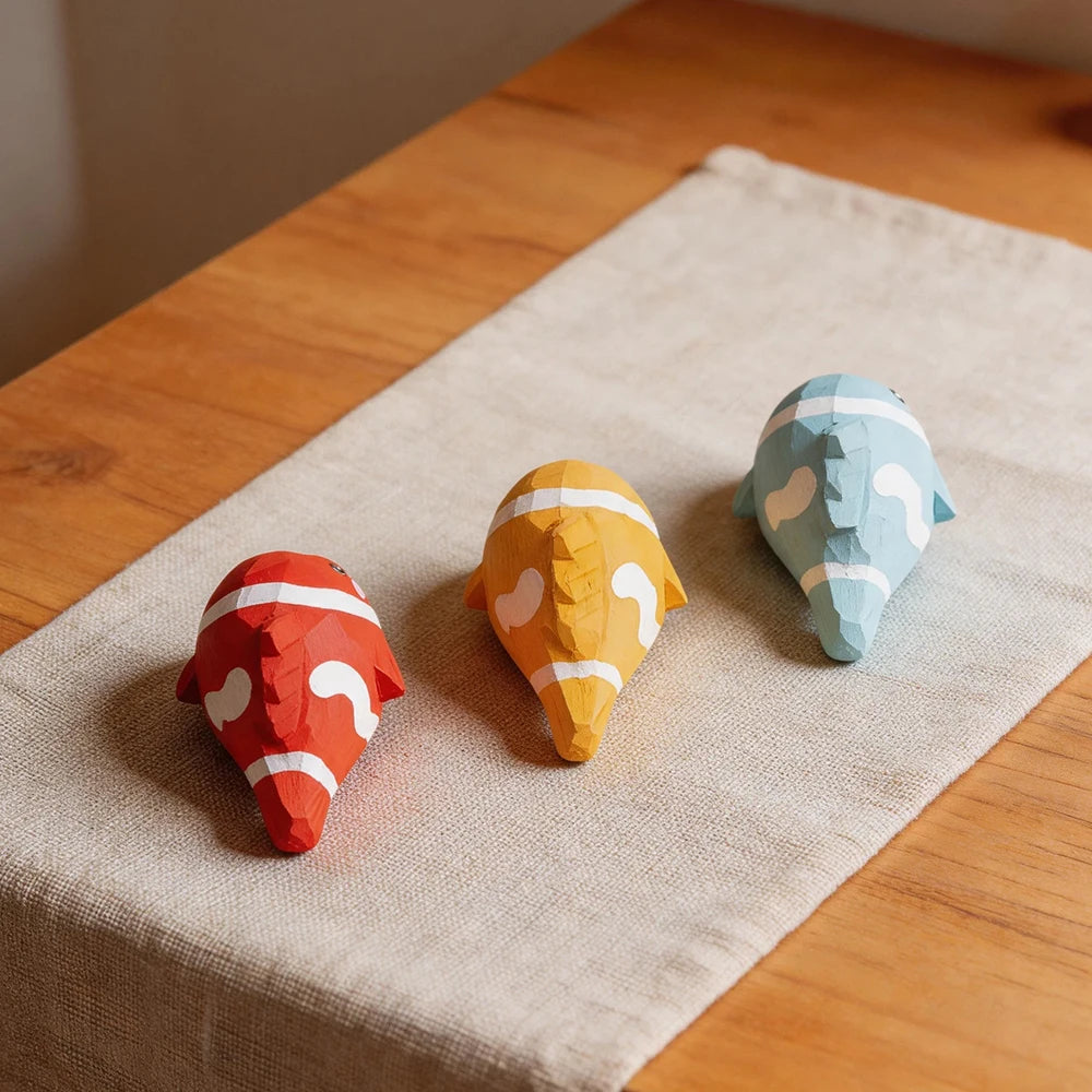Hand Carved Wooden Clownfish Figurine Cute Striped Yellow Blue Red Fish Ornament Statue Sea Animal Home Decor Creative Gift
